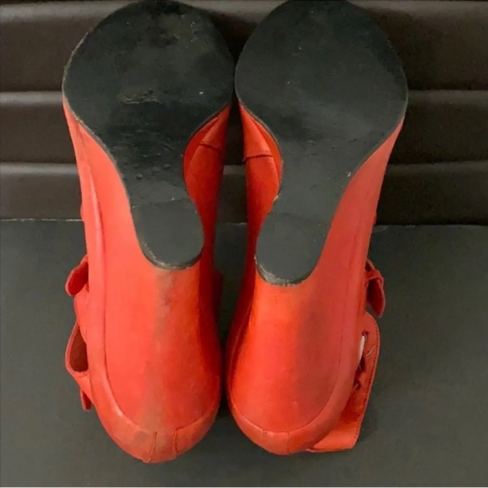 Authentic Surface To Air red leather designer wedge sandals sz 7 Euro 37
